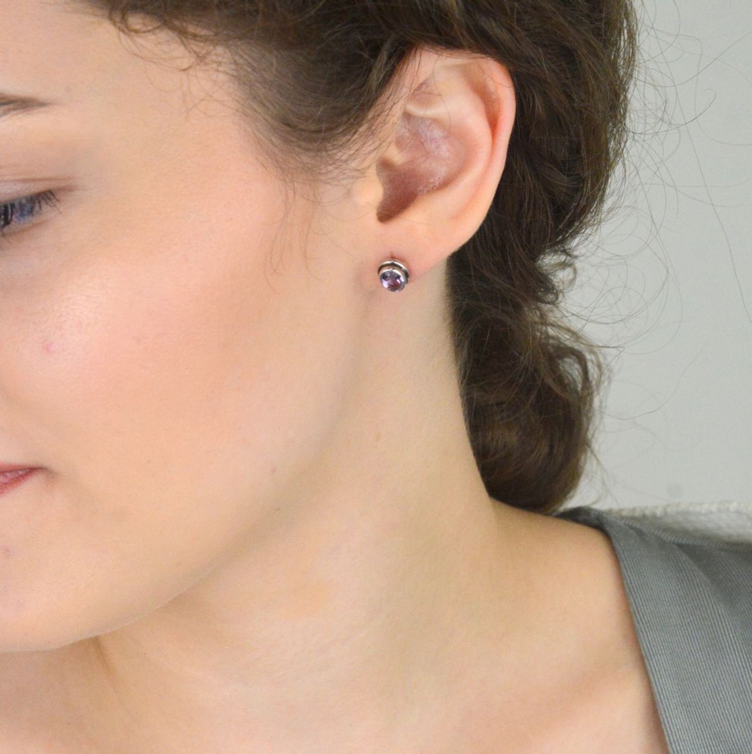 Kolczyki damskie srebrne próby 925, owalne z fioletową cyrkonią. Wymiary 6 x 8 mm, waga 2,03 g, zapięcie na sztyft. Eleganckie i uniwersalne – idealne na prezent!1.jpg